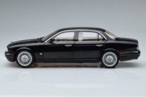 Jaguar XJ6 X350 エボニーブラック Almost Real 1:18 810501 メタル - 画像 5/11
