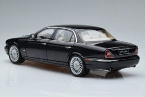 Jaguar XJ6 X350 エボニーブラック Almost Real 1:18 810501 メタル - 画像 6/11