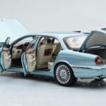 Jaguar XJ6 X350 Seafrost ライトブルー Almost Real 1:18 - image 3 of 11
