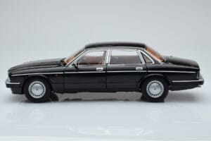 Jaguar XJ6 XJ40 エボニーブラック Almost Real 1:18 810543 メタル - 画像 4/11