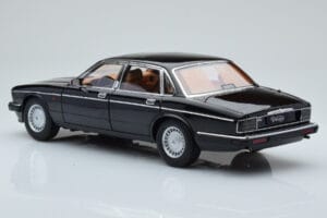 Jaguar XJ6 XJ40 エボニーブラック Almost Real 1:18 810543 メタル - 画像 7/11