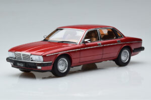 Jaguar XJ6 XJ40 フラメンコレッド Almost Real 1:18