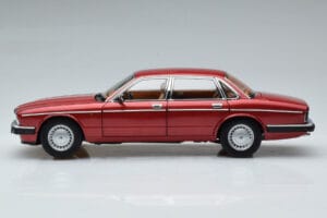Jaguar XJ6 XJ40 フラメンコレッド Almost Real 1:18 810541 メタル - 画像 5/11