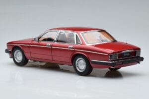 Jaguar XJ6 XJ40 フラメンコレッド Almost Real 1:18 810541 メタル - 画像 7/11