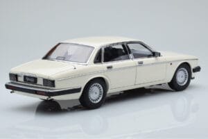 Jaguar XJ6 XJ40 グレイシャーホワイト Almost Real 1:18 810542 メタル - 画像 3/11