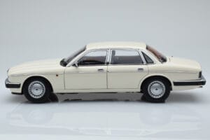 Jaguar XJ6 XJ40 グレイシャーホワイト Almost Real 1:18 810542 メタル - 画像 4/11