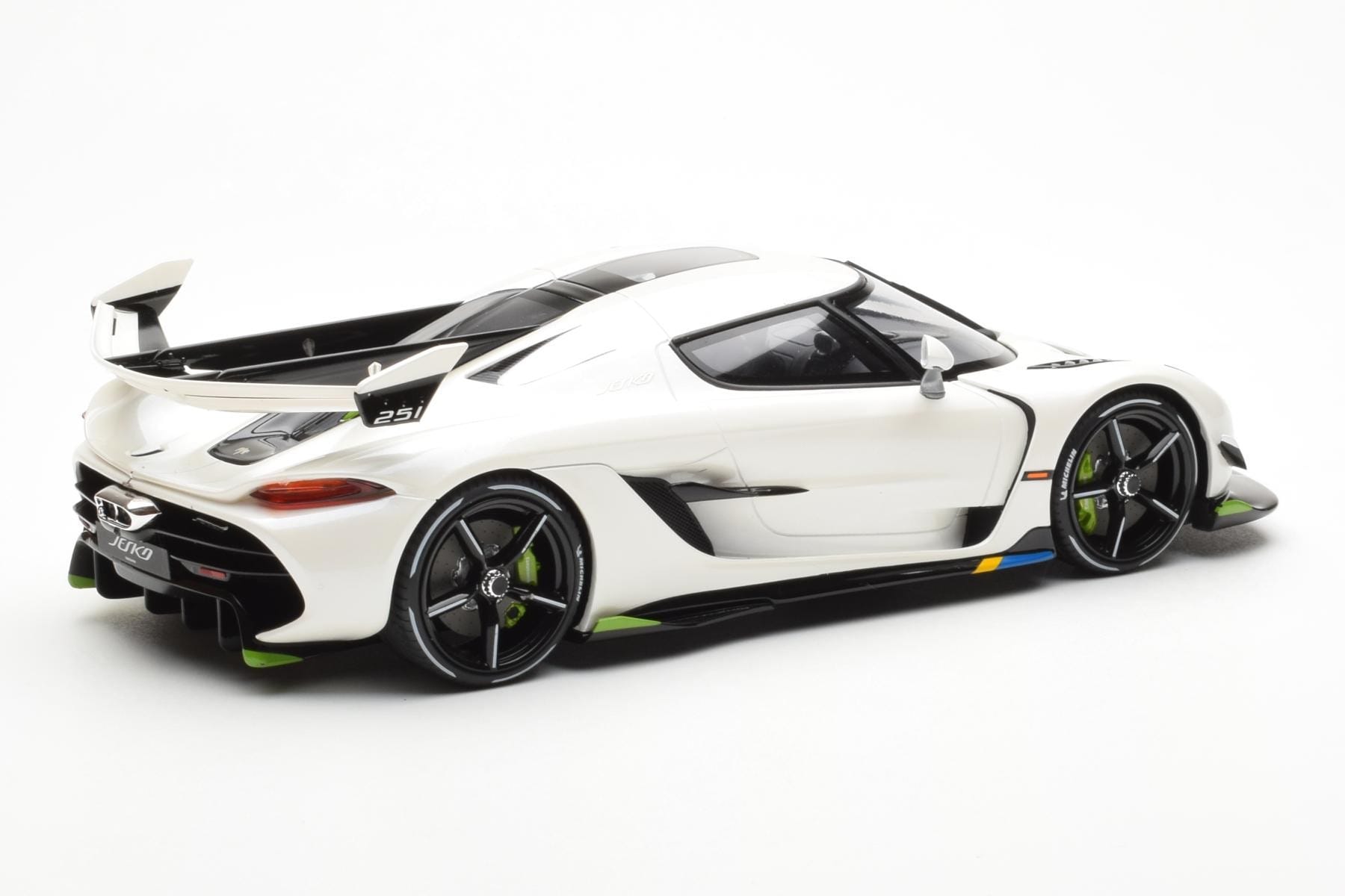 Koenigsegg Jesko Attack ホワイト GT Spirit 1:18 GT389 レジン - 画像 2/6