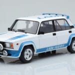 Lada 2105 VFTS ホワイト IXO 1:18