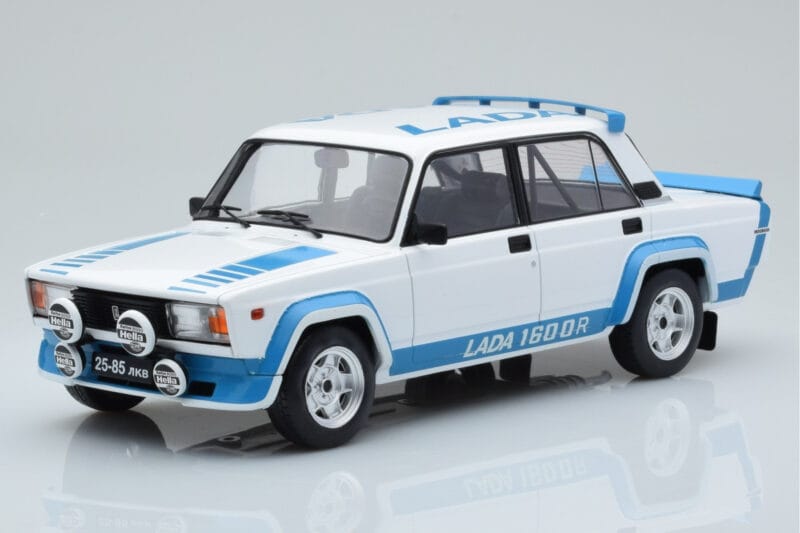 Lada 2105 VFTS ホワイト IXO 1:18