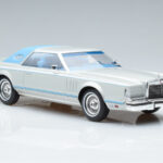 Lincoln Continental Mark V シルバー MCG 1:18 - image 4 of 6