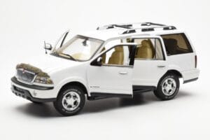 Lincoln Navigator ホワイト AUTOart 1:18 72761 メタル - 画像 2/8