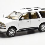 Lincoln Navigator ホワイト AUTOart 1:18