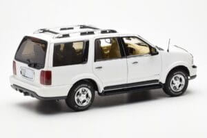 Lincoln Navigator ホワイト AUTOart 1:18 72761 メタル - 画像 3/8