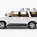 Lincoln Navigator ホワイト AUTOart 1:18 - image 4 of 8