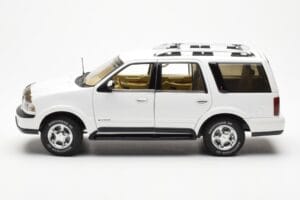 Lincoln Navigator ホワイト AUTOart 1:18 72761 メタル - 画像 4/8