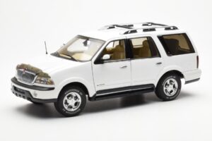 Lincoln Navigator ホワイト AUTOart 1:18