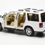 Lincoln Navigator ホワイト AUTOart 1:18 - image 5 of 8