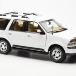 Lincoln Navigator ホワイト AUTOart 1:18 - image 6 of 8