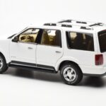Lincoln Navigator ホワイト AUTOart 1:18 - image 7 of 8