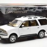 Lincoln Navigator ホワイト AUTOart 1:18 - image 8 of 8