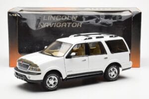 Lincoln Navigator ホワイト AUTOart 1:18 72761 メタル - 画像 8/8