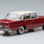 Mercedes 200 W110 レッド Norev 1:18 - image 3 of 7