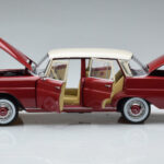 Mercedes 200 W110 レッド Norev 1:18 - image 4 of 7
