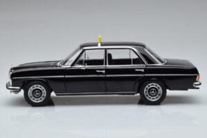 Mercedes 200 W115 タクシー Norev 1:18 183776 メタル - 画像 4/7