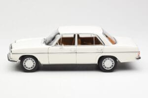 Mercedes 200 W115 ホワイト Norev 1:18 183770 メタル - 画像 4/8