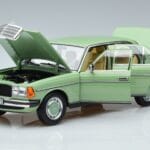 Mercedes 200 W123 グリーン Norev 1:18 183796 メタル - image 2 of 7