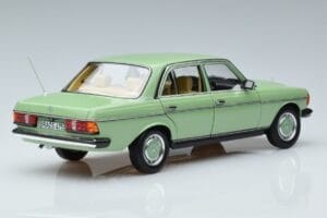 Mercedes 200 W123 グリーン Norev 1:18 183796 メタル - 画像 3/7