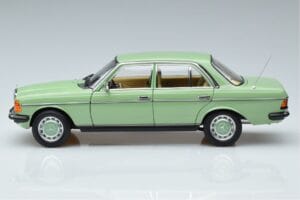 Mercedes 200 W123 グリーン Norev 1:18 183796 メタル - 画像 4/7