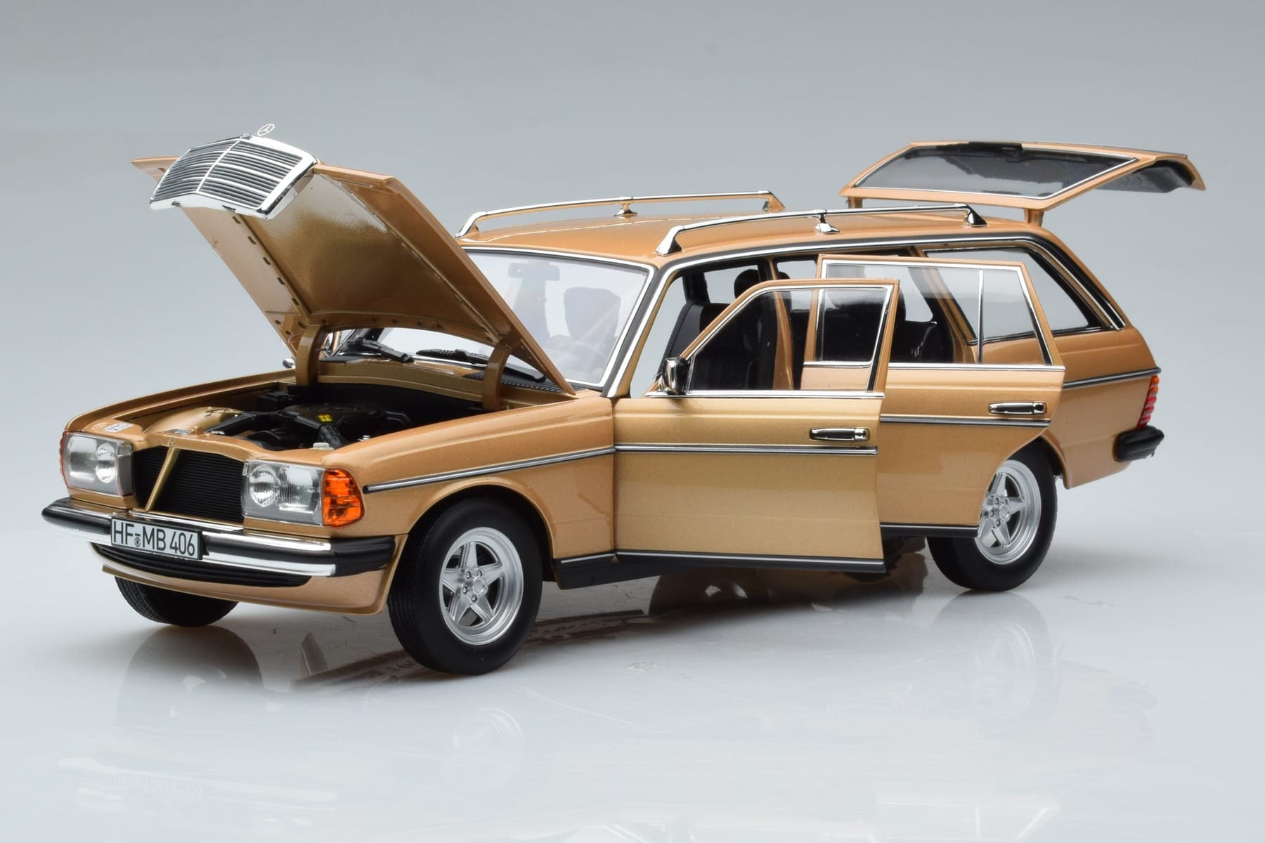 Mercedes 200T S123 AMG Package ベージュ Norev 1:18 183739 メタル - 画像 2/9