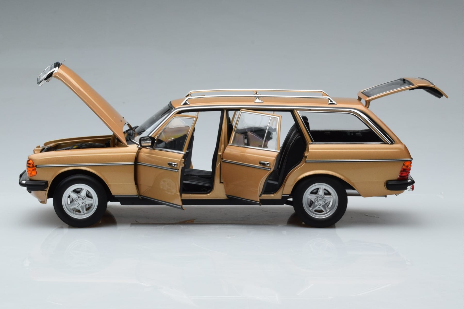 Mercedes 200T S123 AMG Package ベージュ Norev 1:18 183739 メタル - 画像 4/9