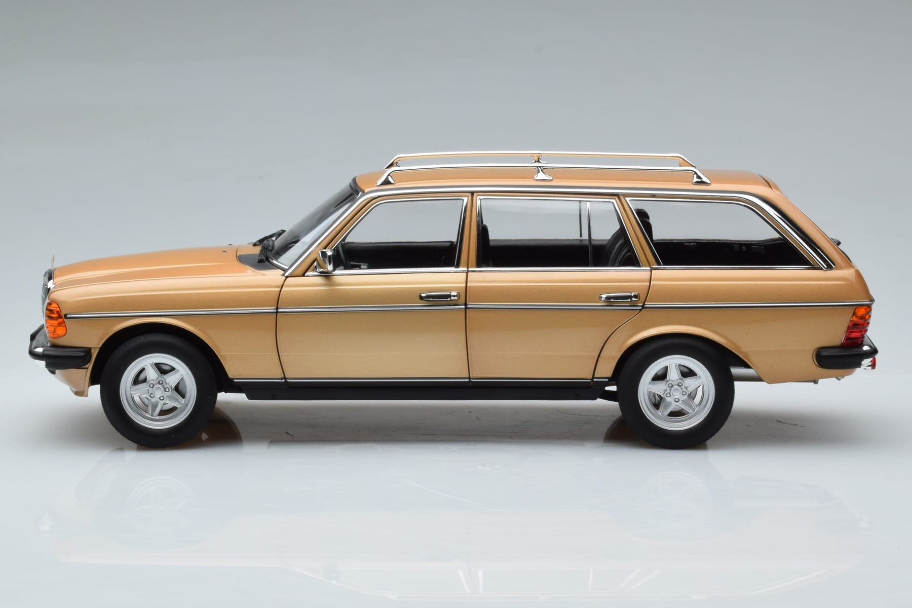 Mercedes 200T S123 AMG Package ベージュ Norev 1:18 183739 メタル - 画像 5/9