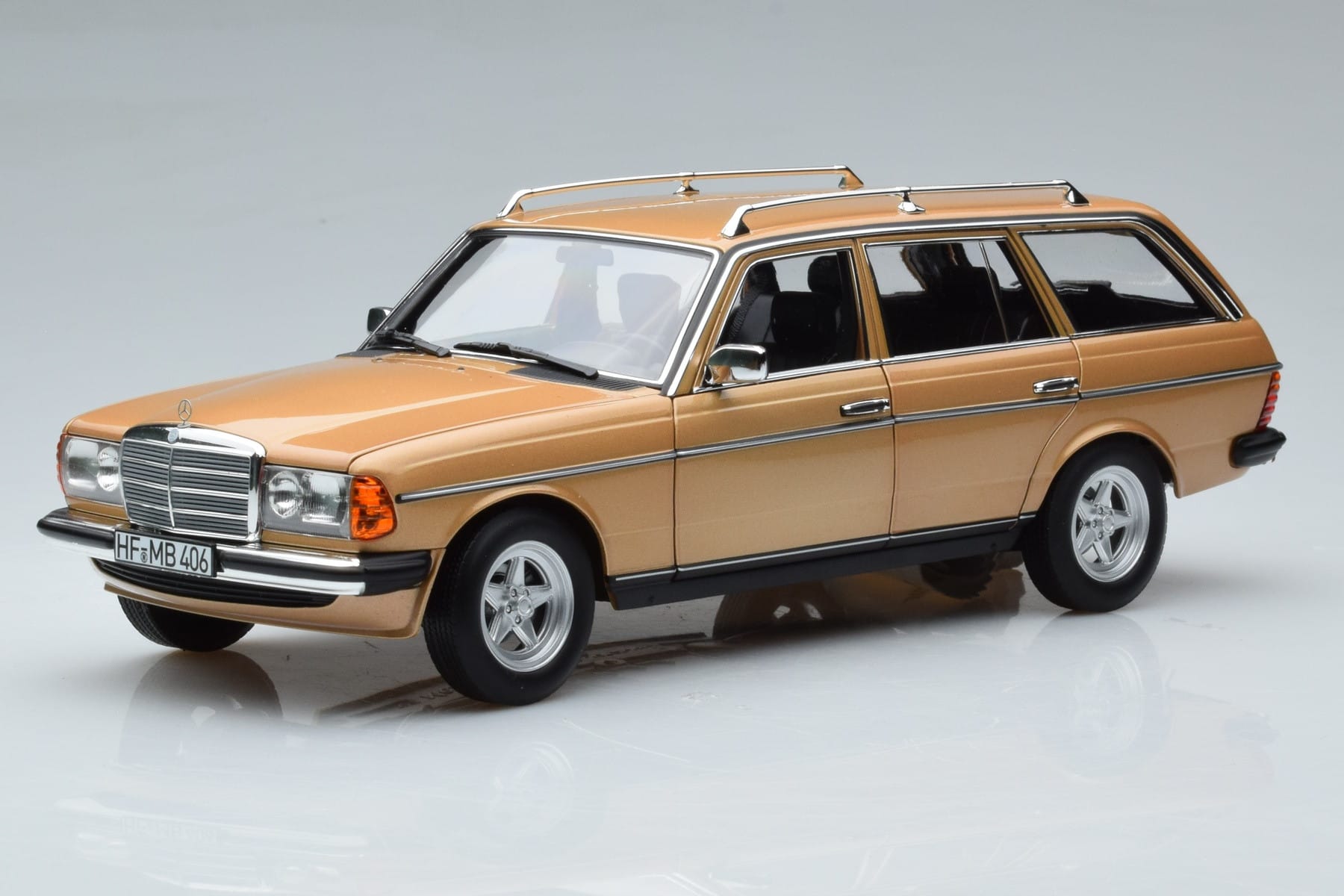 Mercedes 200T S123 AMG Package ベージュ Norev 1:18 183739 メタル