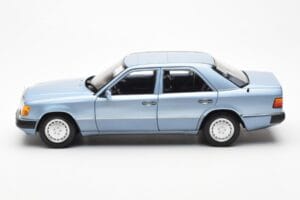 Mercedes 230E W124 ライトブルー メタリック Norev 1:18 183945 メタル - 画像 4/8