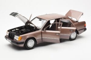Mercedes 230E W124 ローズウッドメタリック ディーラーエディション Norev 1:18 B66040697 メタル - 画像 2/8