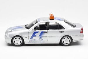Mercedes C-Class W202 AMG Medical Car F1 1997 UT Models 1:18 26106 メタル - 画像 3/6