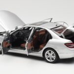 Mercedes C-Class W204 Avantgarde シルバー AUTOart 1:18 - image 5 of 8