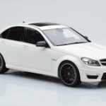 Mercedes C63 AMG W204 ホワイト GT Spirit 1:18 - image 4 of 6