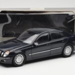 Mercedes E-Class W211 ブルー メタリック Kyosho 1:18 - image 8 of 8