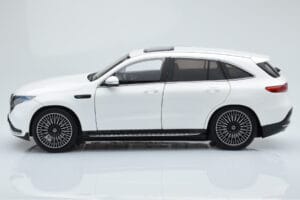 Mercedes EQC 400 ダイヤモンドホワイト NZG 1:18 B66963756 メタル - 画像 4/8