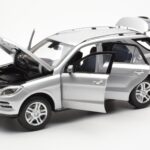 Mercedes M-Class W166 イリジウムシルバー メタリック Minichamps 1:18 - image 2 of 8