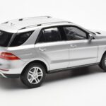 Mercedes M-Class W166 イリジウムシルバー メタリック Minichamps 1:18 - image 3 of 8