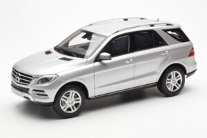 Mercedes M-Class W166 イリジウムシルバー メタリック Minichamps 1:18