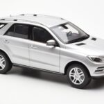 Mercedes M-Class W166 イリジウムシルバー メタリック Minichamps 1:18 - image 6 of 8