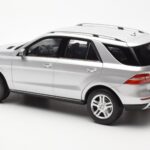 Mercedes M-Class W166 イリジウムシルバー メタリック Minichamps 1:18 - image 7 of 8