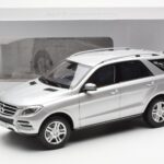 Mercedes M-Class W166 イリジウムシルバー メタリック Minichamps 1:18 - image 8 of 8