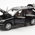 Mercedes M-Class W166 オブシディアンブラック メタリック Minichamps 1:18 - image 2 of 8